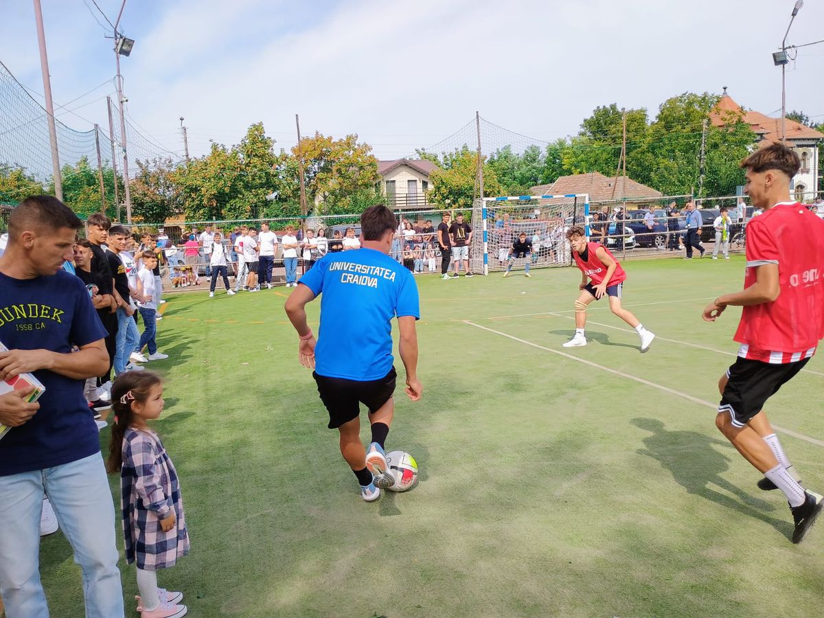 Fotbaliștii de la Universitatea Craiova au fost prezenți la deschiderea noului an școlar