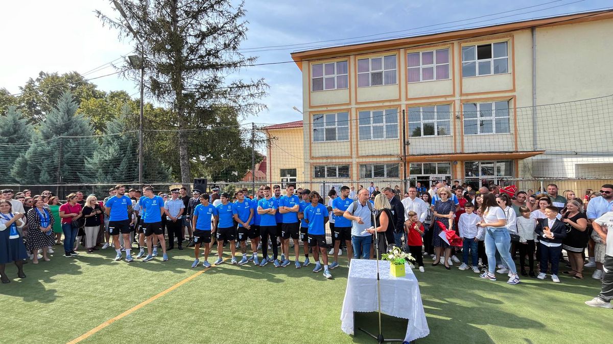 Fotbaliștii Universității Craiova au fost prezenți la deschiderea noului an școlar