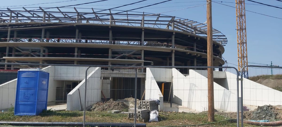Lucrările avansează la Polivalenta de 72 de milioane de euro și 10.075 de locuri: „Dacă păstrăm ritmul, o finalizăm la termen”