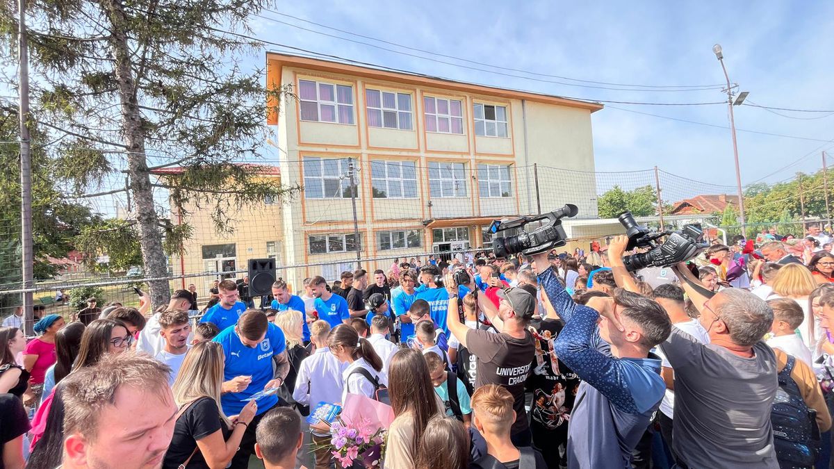 Fotbaliștii Universității Craiova au fost prezenți la deschiderea noului an școlar
