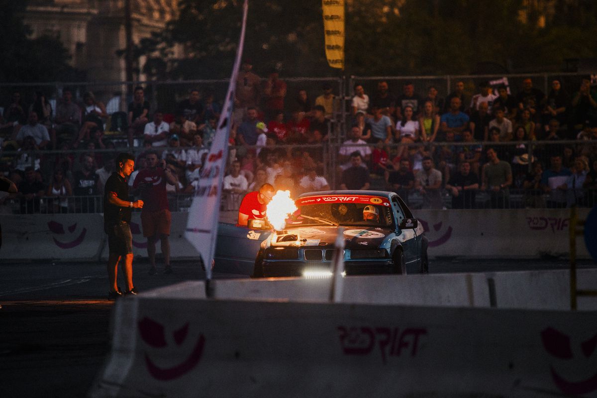 Imagini incendiare de la Campionatul Național de Drift: mașini de 900 de cai, camioane de 6 tone și puștiul-minune de 9 ani!