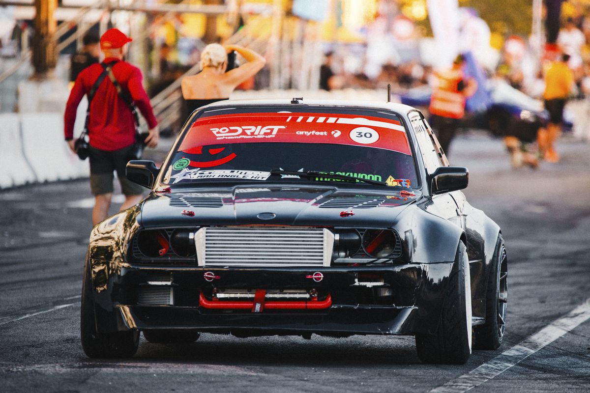 Imagini incendiare de la Campionatul Național de Drift: mașini de 900 de cai, camioane de 6 tone și puștiul-minune de 9 ani!