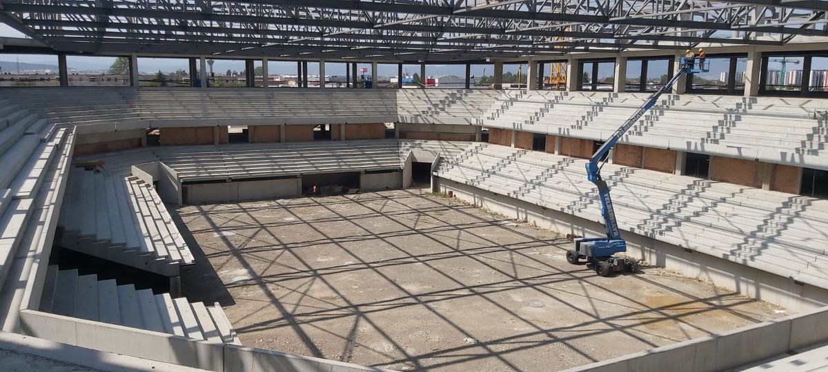 Lucrările avansează la Polivalenta de 72 de milioane de euro și 10.075 de locuri: „Dacă păstrăm ritmul, o finalizăm la termen”