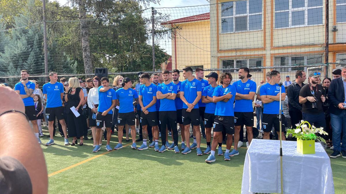 Fotbaliștii Universității Craiova au fost prezenți la deschiderea noului an școlar