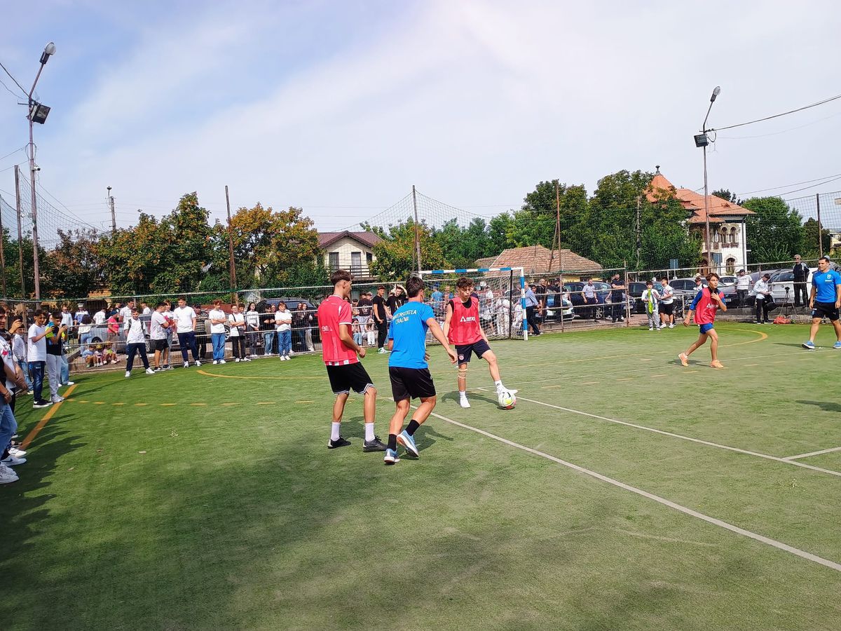 Fotbaliștii Universității Craiova au fost prezenți la deschiderea noului an școlar
