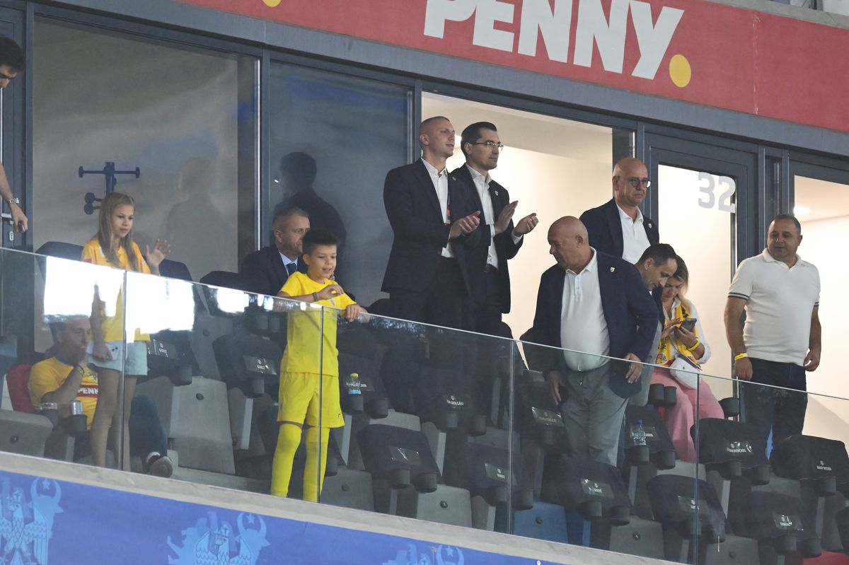 Dan Șucu, Anghel Iordănescu, Răzvan Burleanu, Mirel Rădoi și Viorel Moldovan, la România - Lituania, foto: Raed Krishan (GSP)