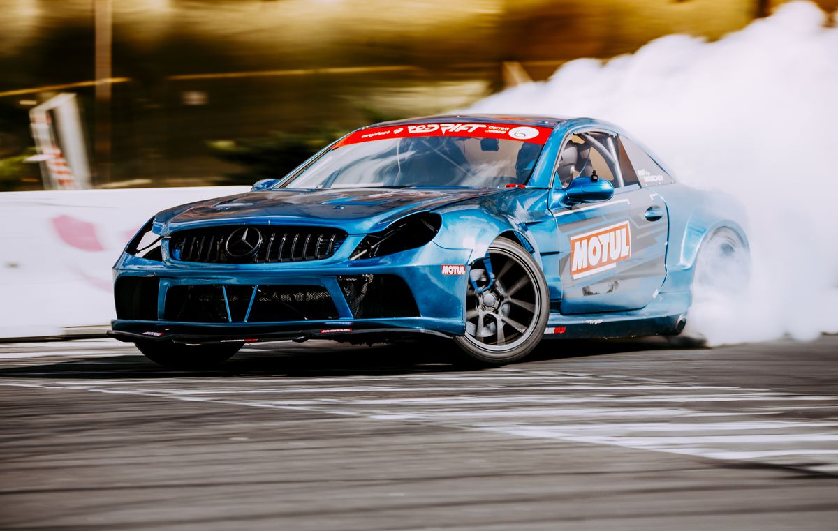 Imagini incendiare de la Campionatul Național de Drift: mașini de 900 de cai, camioane de 6 tone și puștiul-minune de 9 ani!