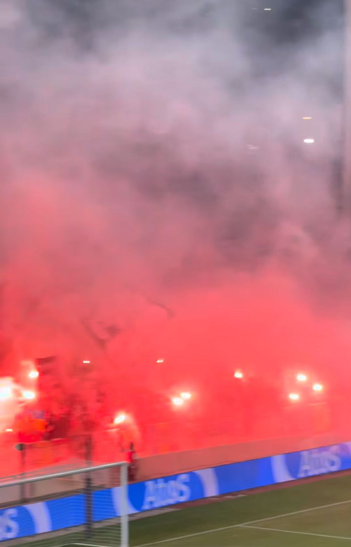 Ultrașii României au aprins din nou torțe pe stadion. Ce urmează