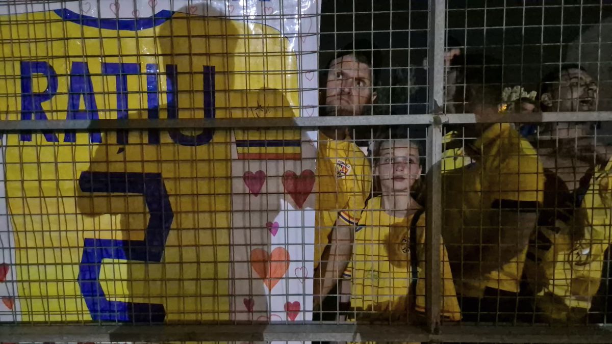 „Demisia, gata!” » Furie după Cipru - România: „Să le fie rușine! S-au făcut că vorbesc la telefon, ăsta e respectul!”