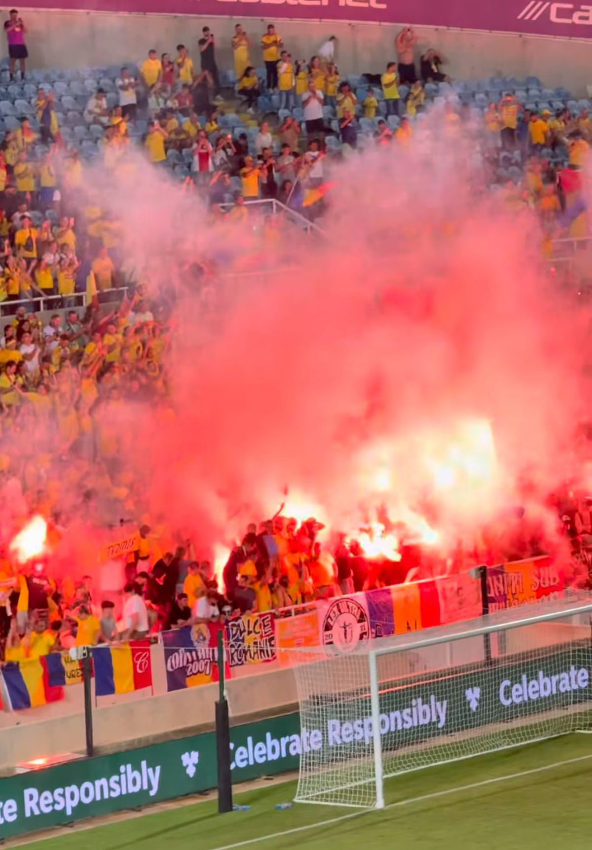Ultrașii României au aprins din nou torțe pe stadion. Ce urmează