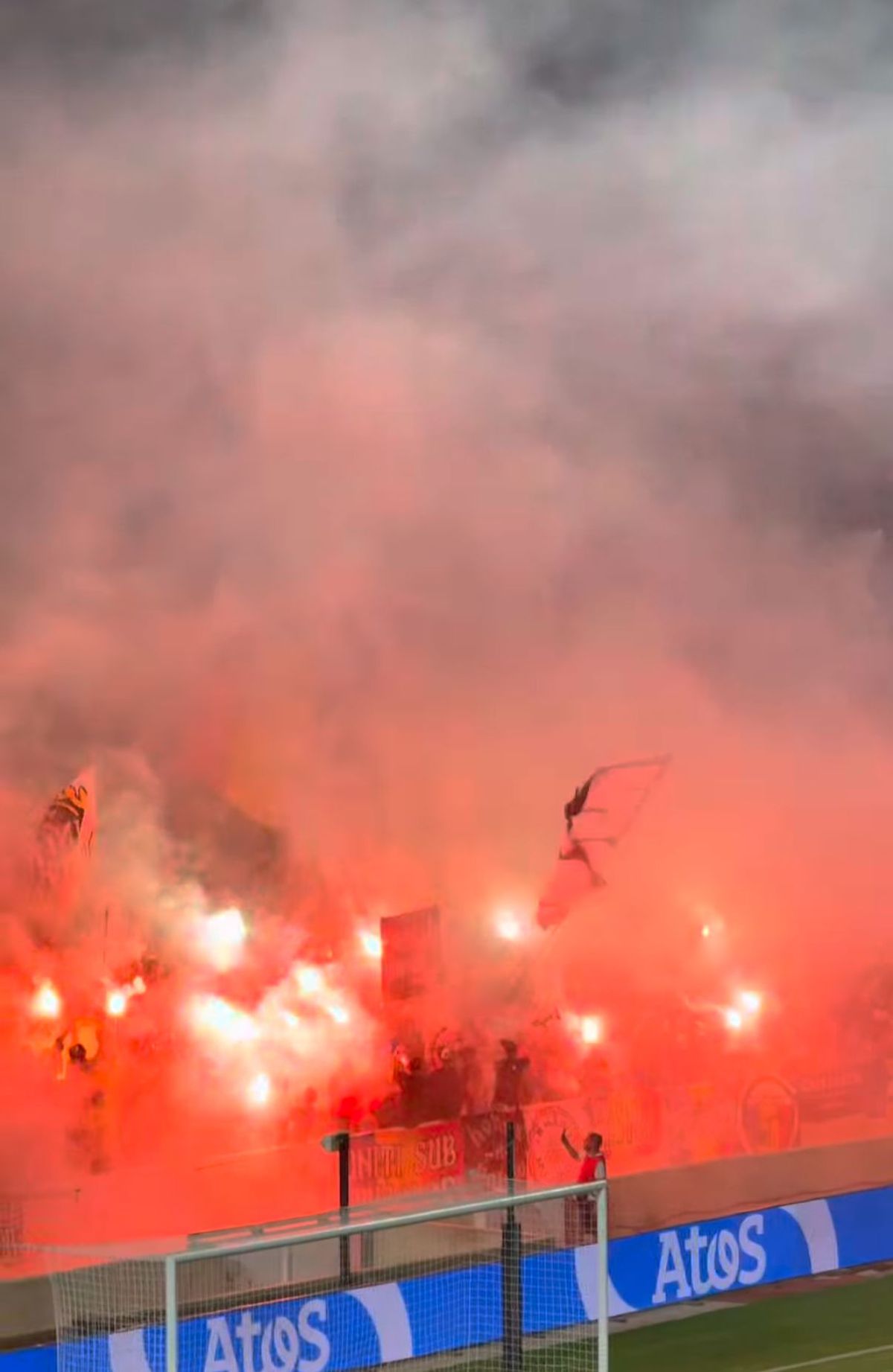 Ultrașii României au aprins din nou torțe pe stadion. Ce urmează