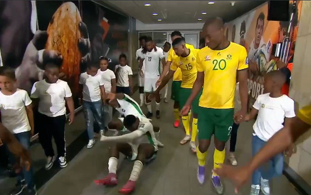 Moment comic sub ochii lui Siyabonga Ngezana: ce au pățit celebrii adversari » Africa de Sud, aproape de Mondial