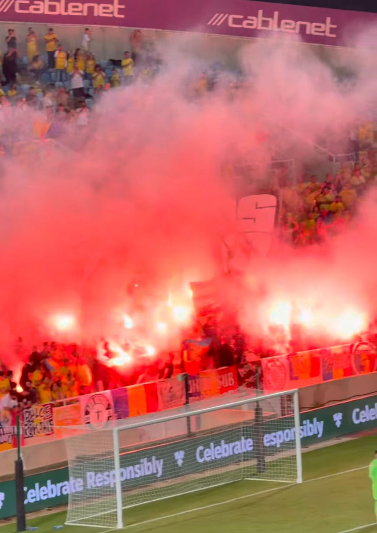 Ultrașii României au aprins din nou torțe pe stadion. Ce urmează