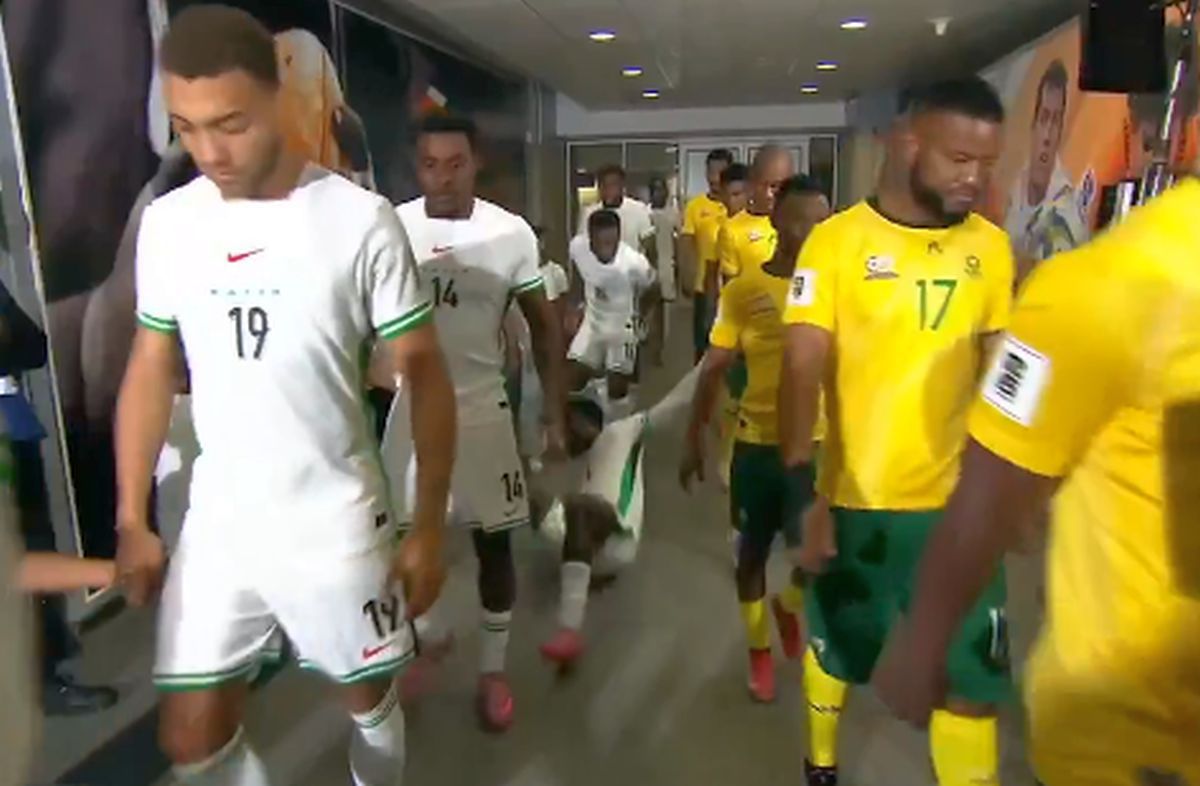 Moment comic sub ochii lui Siyabonga Ngezana: ce au pățit celebrii adversari » Africa de Sud, aproape de Mondial