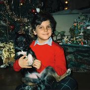 Carlo i-a ajutat și pe oamenii fără adăpost și a luat apărarea colegilor hărțuiți la școală. În imagine: micuțul Carlo alături de câinele său, de Crăciun.