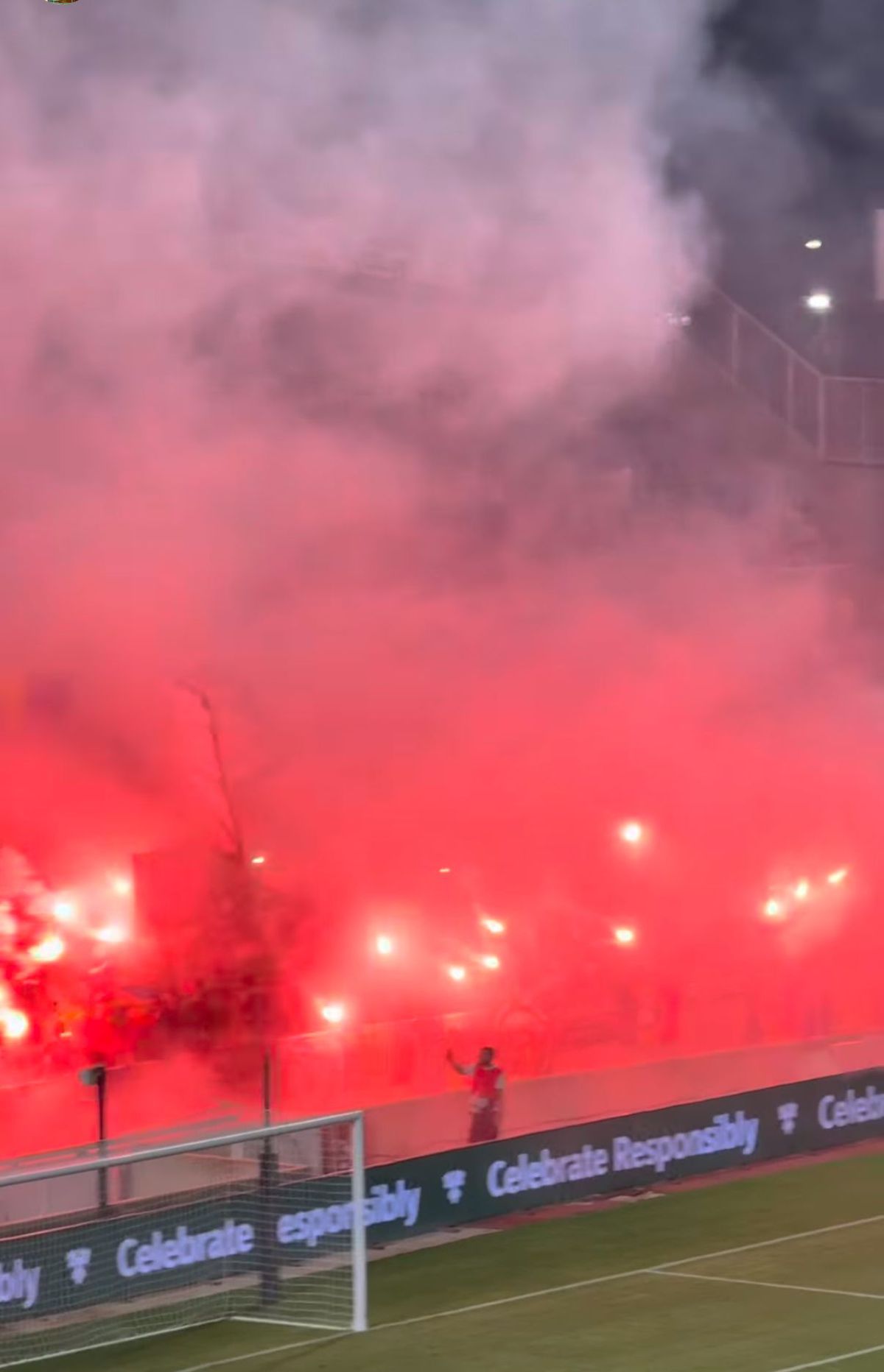 Ultrașii României au aprins din nou torțe pe stadion. Ce urmează