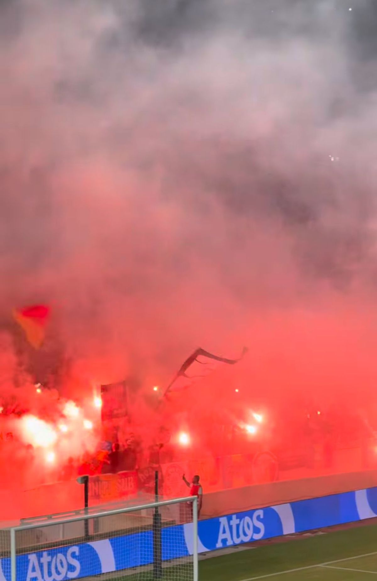 Ultrașii României au aprins din nou torțe pe stadion. Ce urmează