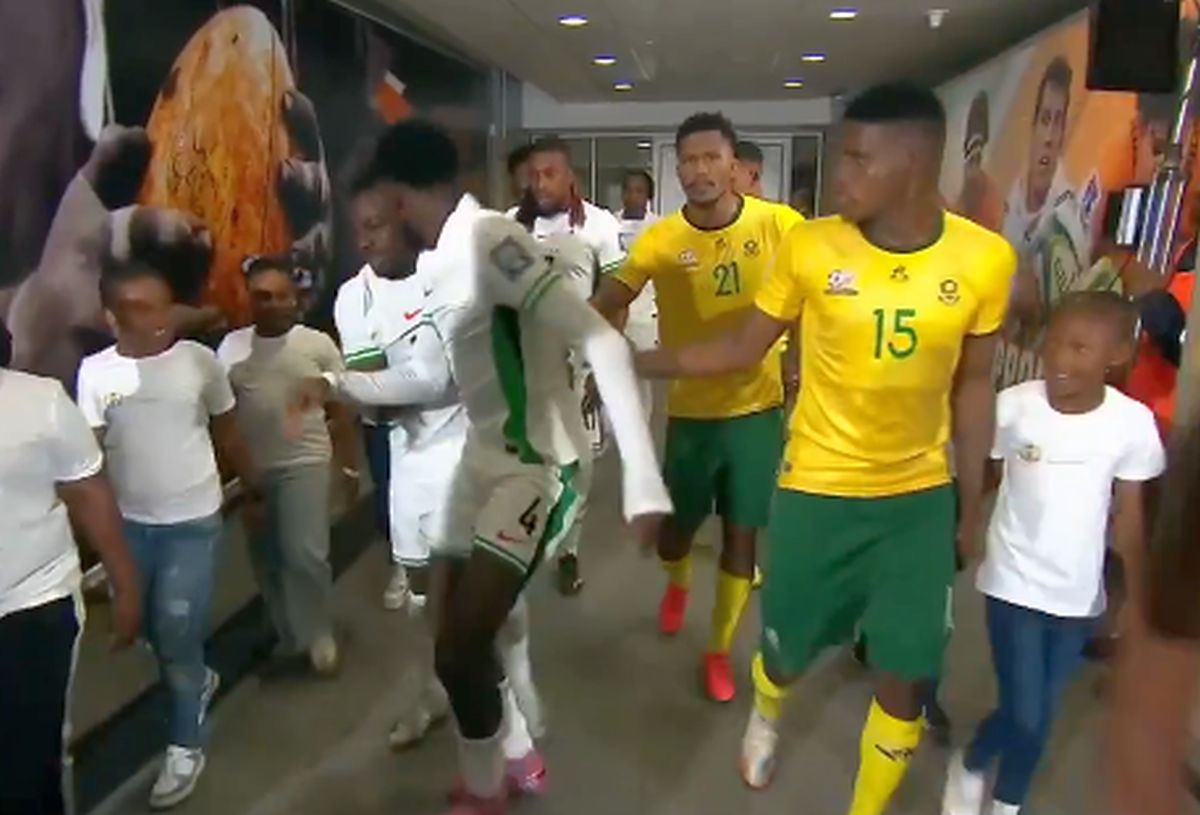 Moment comic sub ochii lui Siyabonga Ngezana: ce au pățit celebrii adversari » Africa de Sud, aproape de Mondial