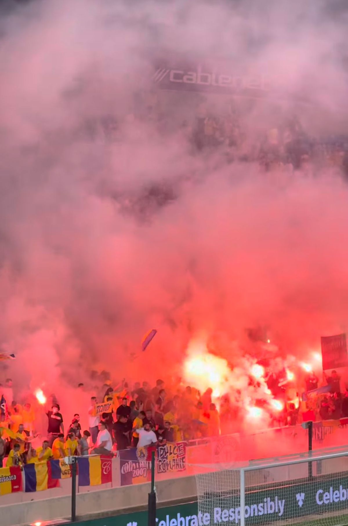 Ultrașii României au aprins din nou torțe pe stadion. Ce urmează