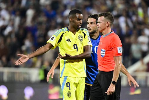 Alexander Isak se plânge arbitrului Allard Lindhout / Foto: Imago