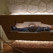 Carlo Acutis, băiatul italian de 15 ani care a murit în 2006 de leucemie, este expus la Assisi.