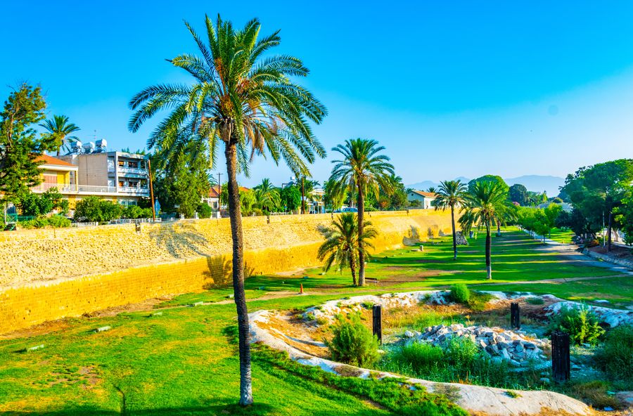 România joacă într-una dintre cele mai bizare capitale din lume » Graniță în centrul orașului, o zonă nerecunoscută de nimeni la nivel mondial!