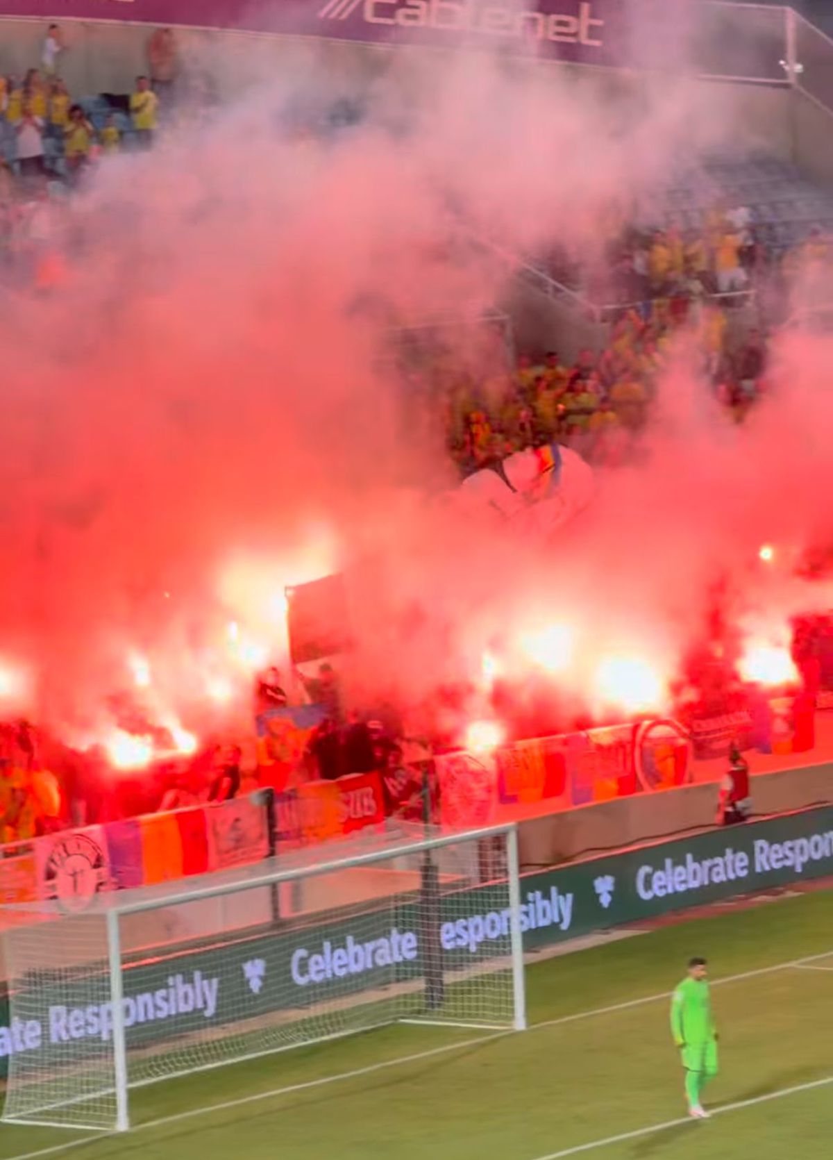 Ultrașii României au aprins din nou torțe pe stadion. Ce urmează