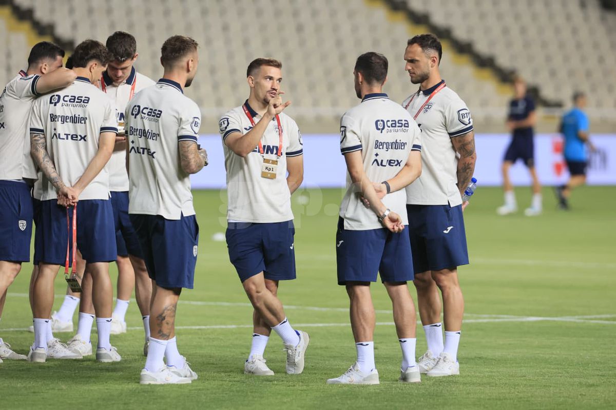 Ioan Niculae și alte cadre înainte de Cipru - România