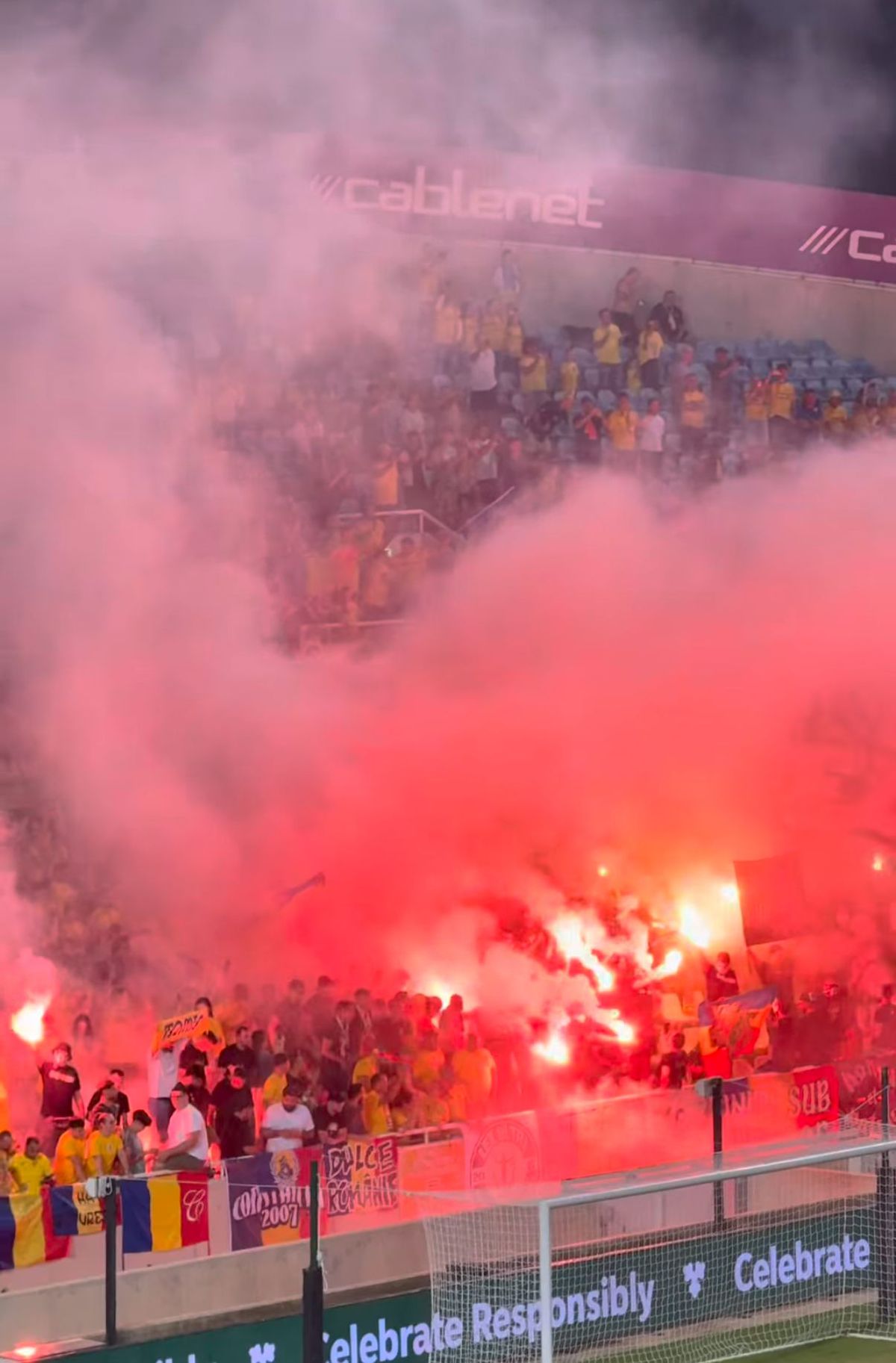 Ultrașii României au aprins din nou torțe pe stadion. Ce urmează