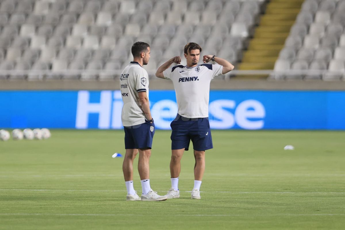 Ioan Niculae și alte cadre înainte de Cipru - România