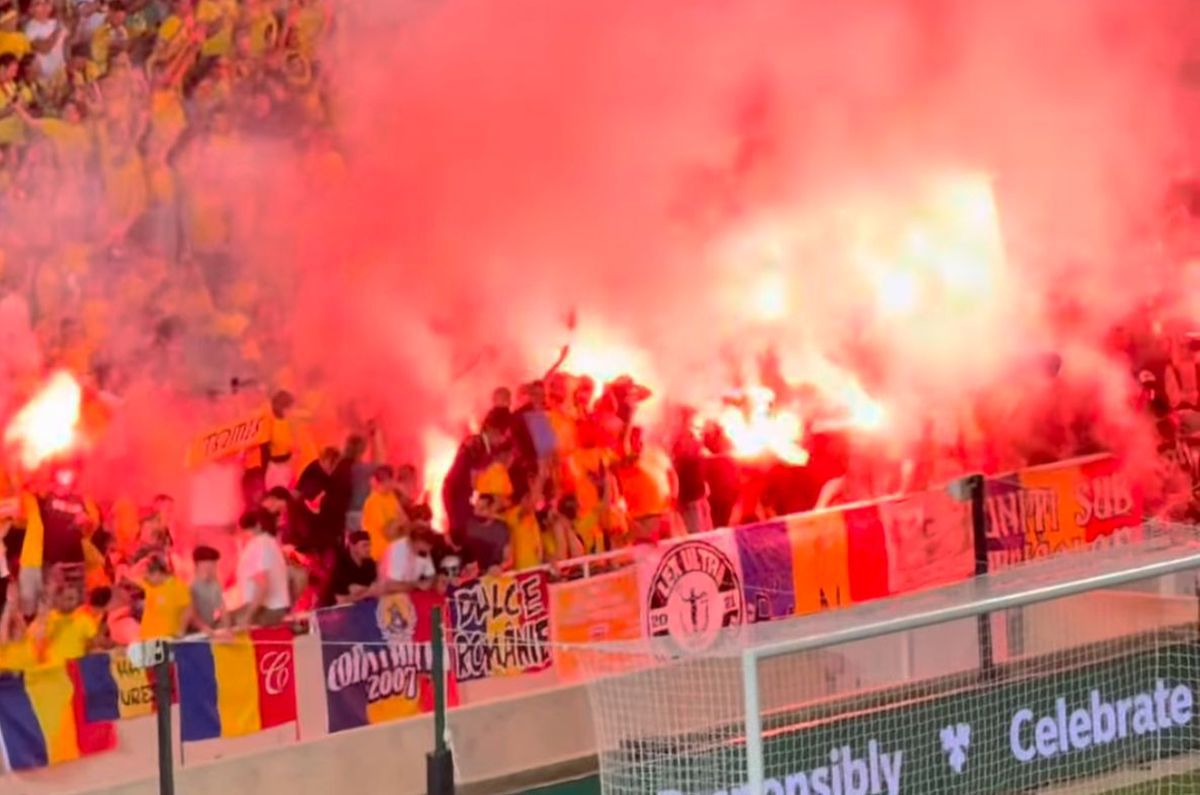 Ultrașii României au aprins din nou torțe pe stadion. Ce urmează