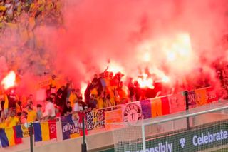 Ultrașii României au aprins din nou torțe pe stadion. Ce urmează