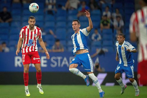 David Hancko (stânga), în acțiune la Atletico la debutul contra lui Espanyol (1-2) / Foto: Imago