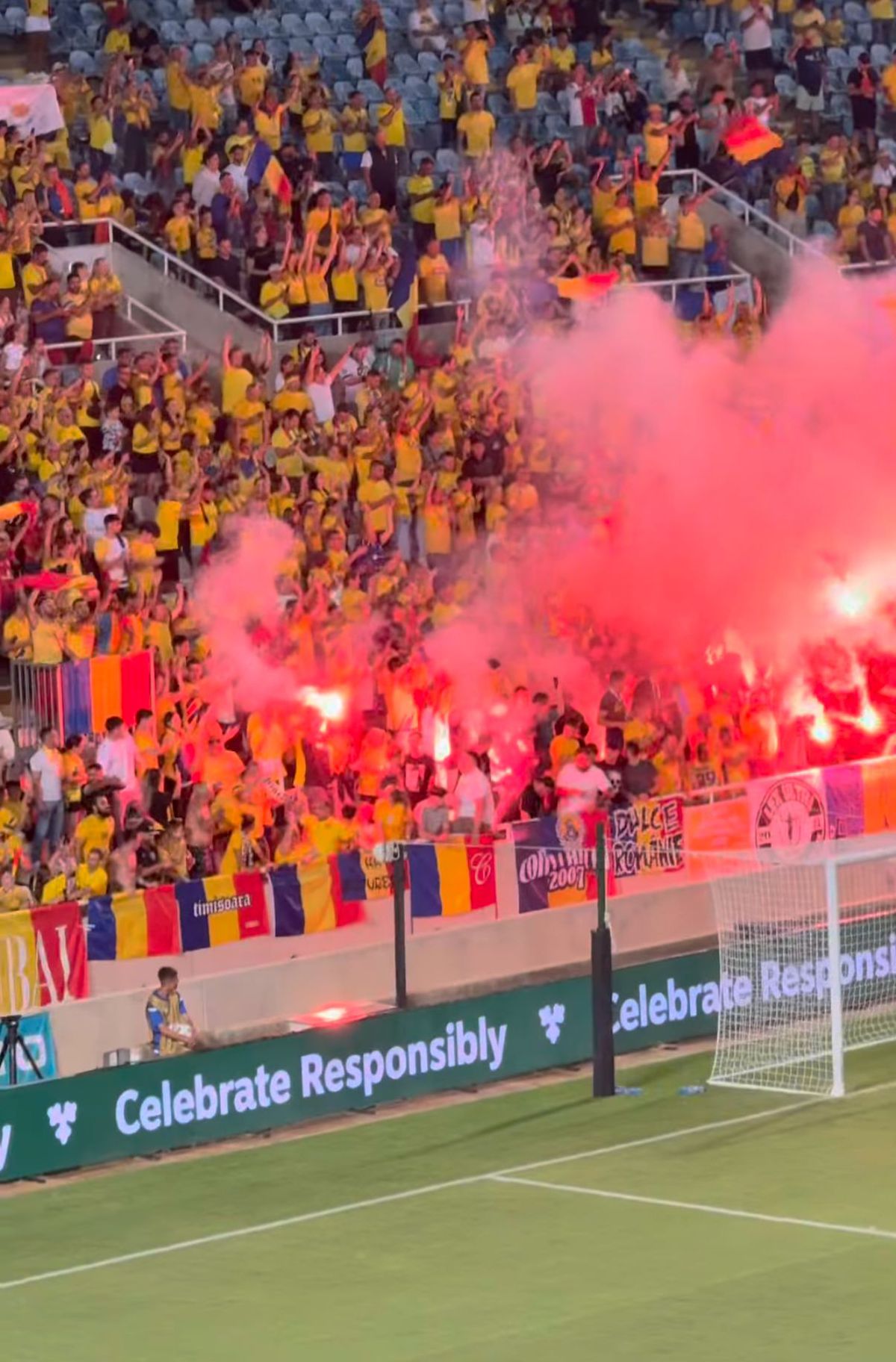 Ultrașii României au aprins din nou torțe pe stadion. Ce urmează