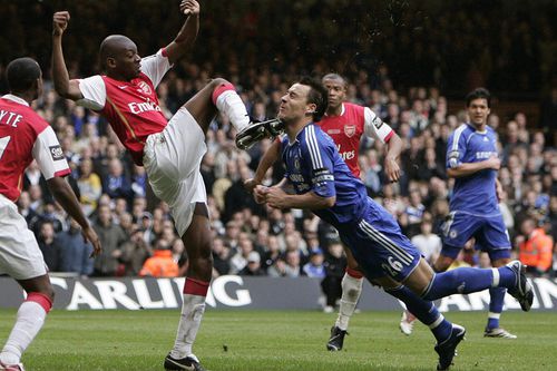 Momentul impactului dintre Abou Diaby și John Terry FOTO: Imago Images
