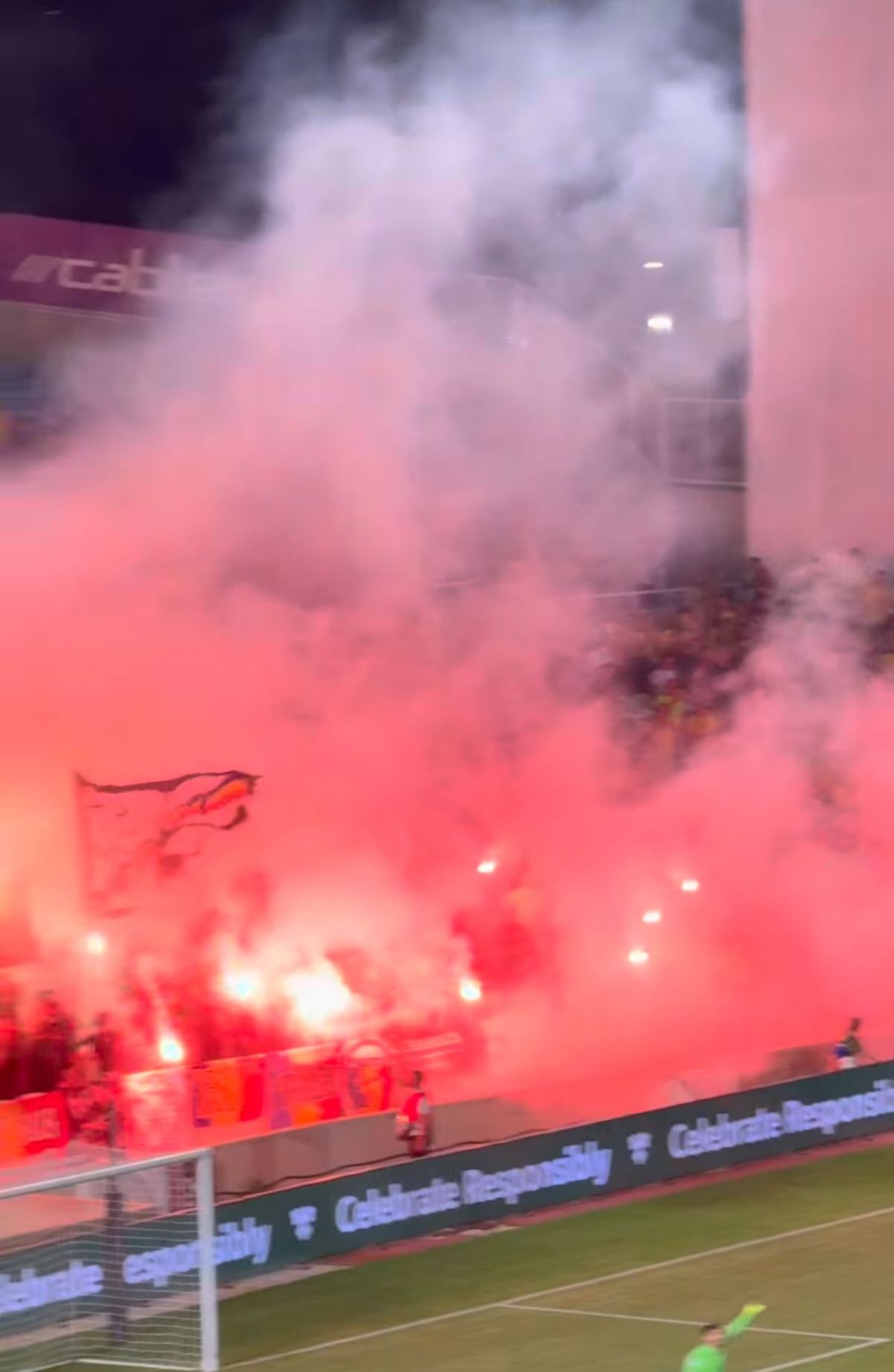 Ultrașii României au aprins din nou torțe pe stadion. Ce urmează