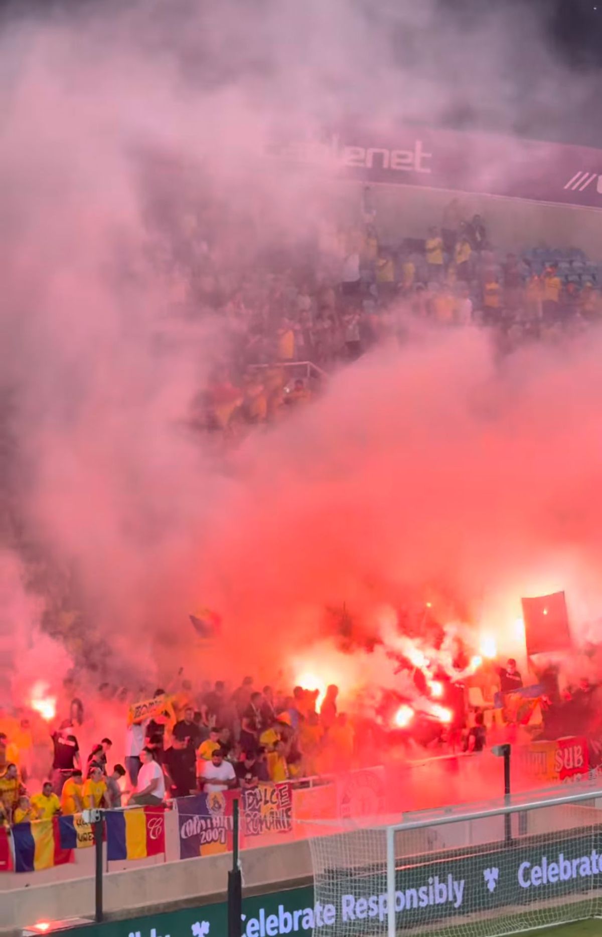 Ultrașii României au aprins din nou torțe pe stadion. Ce urmează