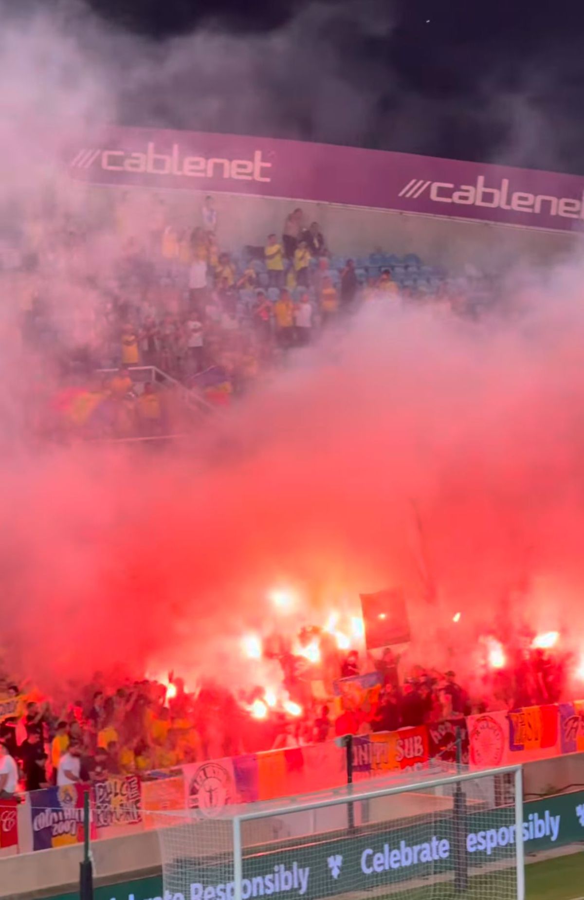 Ultrașii României au aprins din nou torțe pe stadion. Ce urmează