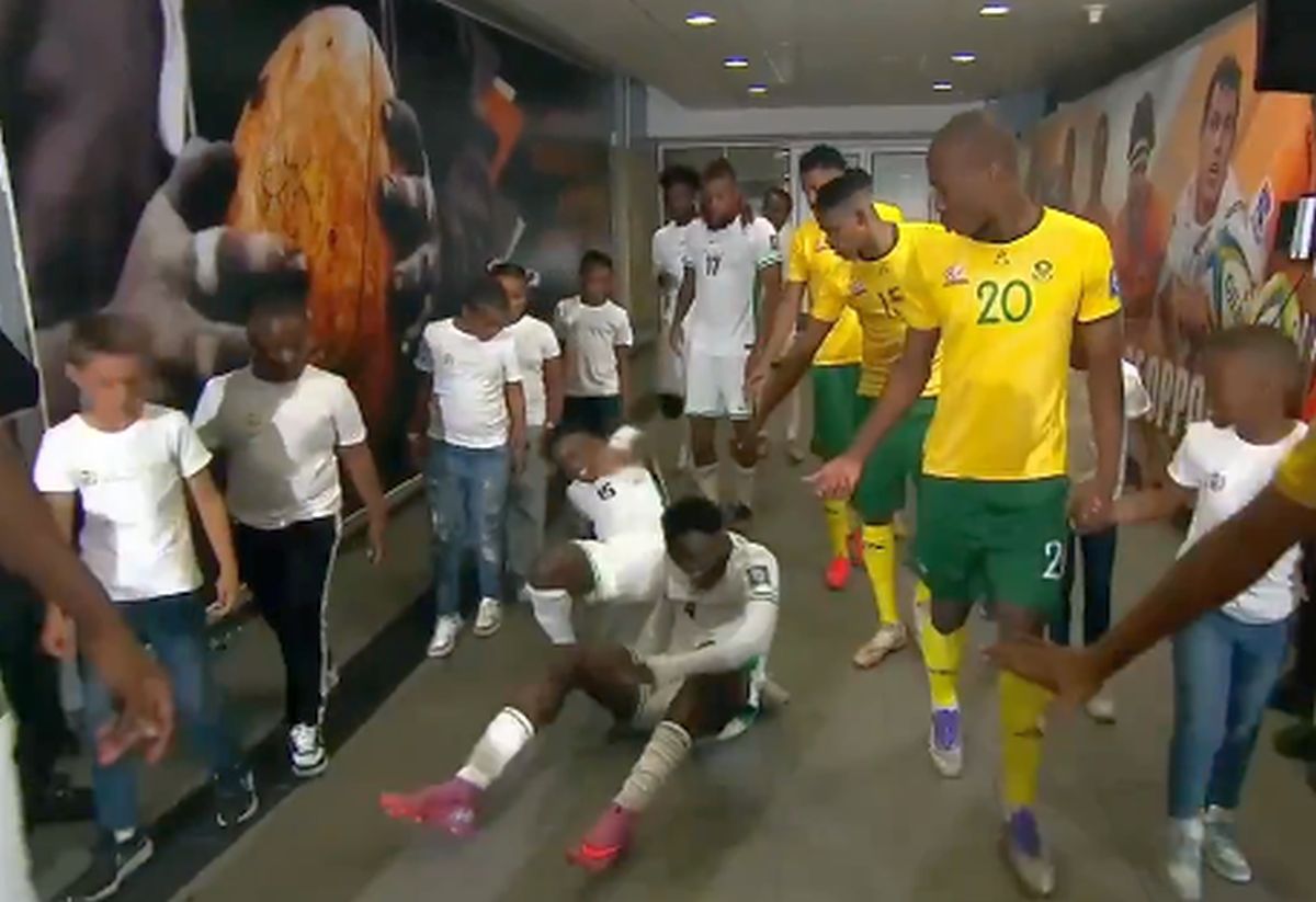 Moment comic sub ochii lui Siyabonga Ngezana: ce au pățit celebrii adversari » Africa de Sud, aproape de Mondial