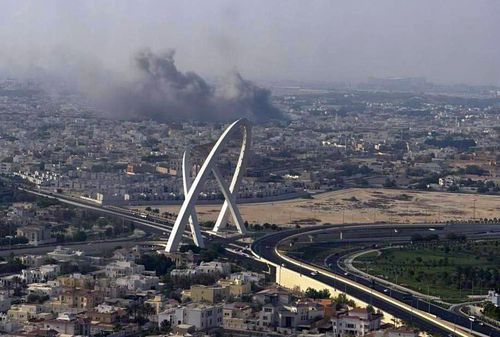 Fumul negru care a urmat exploziilor a acoperit cerul în Doha