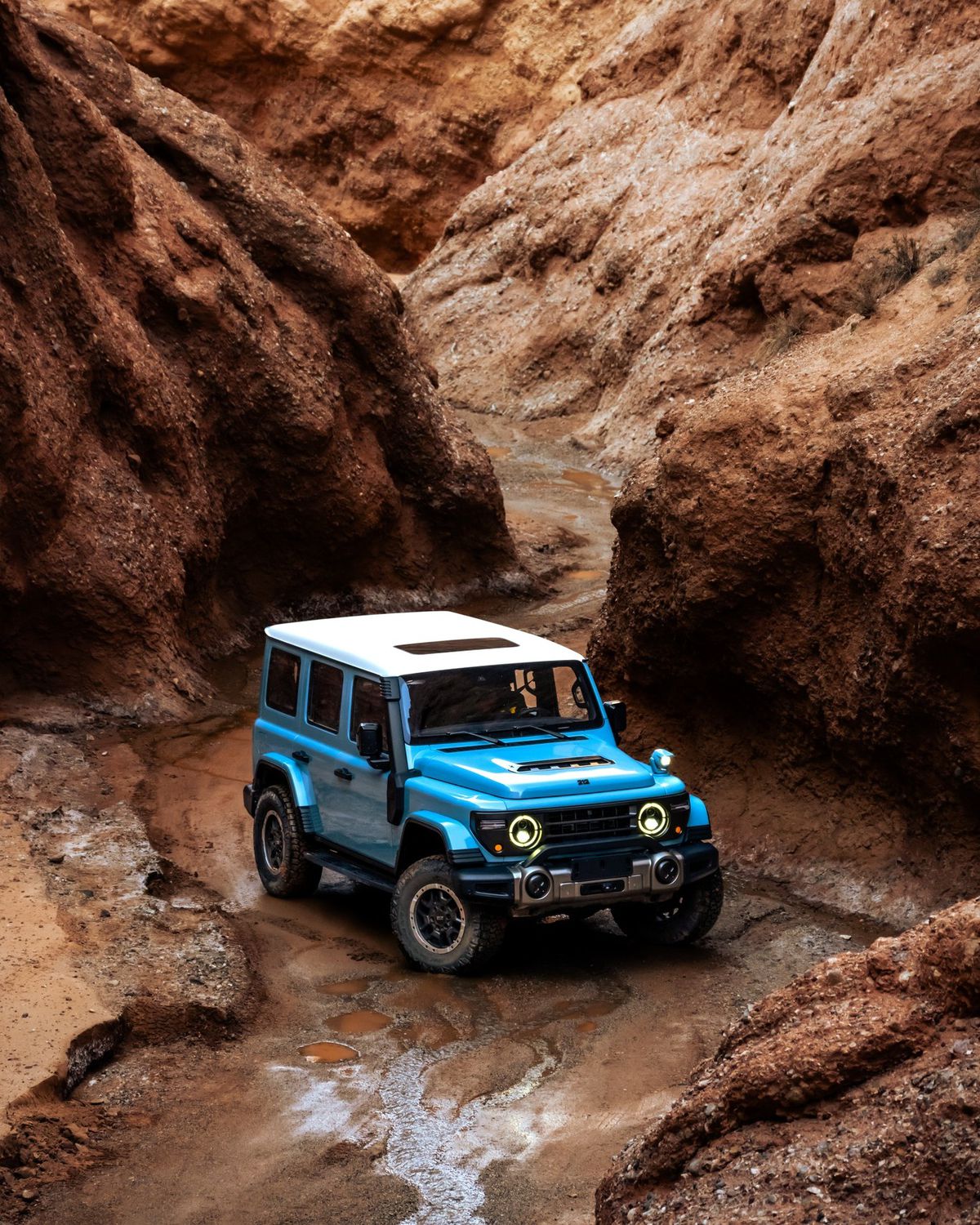 „Clona” de Land Rover Defender, mai ieftină decât un Fiat 500