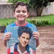 Matheus, fotografiat ținând în mână o imagine cu Carlo, a fost vindecat de o rară boală pancreatică după ce s-a rugat la Carlo pentru o minune