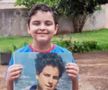 Matheus, fotografiat ținând în mână o imagine cu Carlo, a fost vindecat de o rară boală pancreatică după ce s-a rugat la Carlo pentru o minune