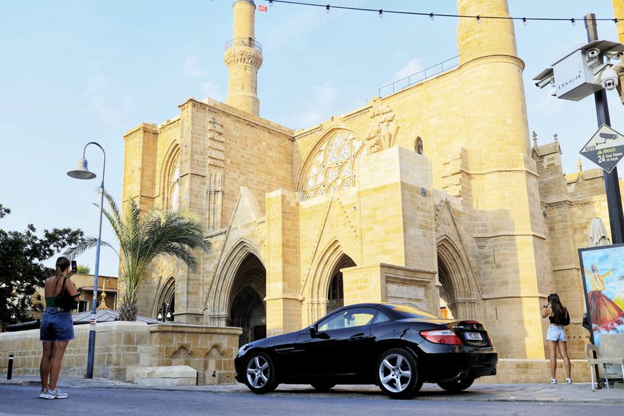 România joacă într-una dintre cele mai bizare capitale din lume » Graniță în centrul orașului, o zonă nerecunoscută de nimeni la nivel mondial!