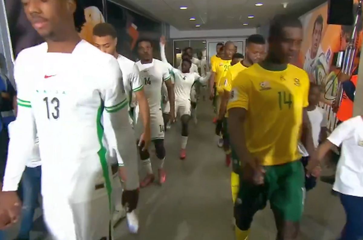 Moment comic sub ochii lui Siyabonga Ngezana: ce au pățit celebrii adversari » Africa de Sud, aproape de Mondial