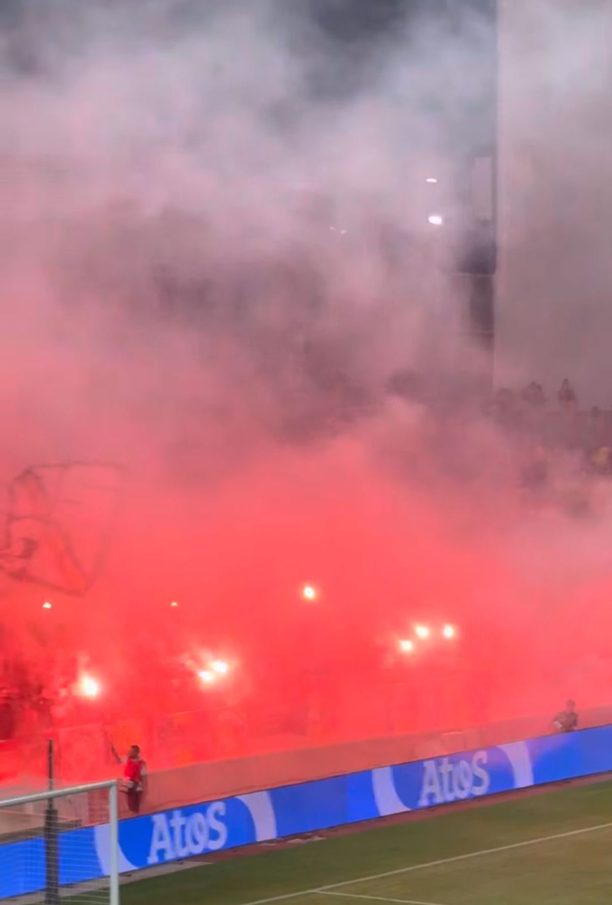 Ultrașii României au aprins din nou torțe pe stadion. Ce urmează