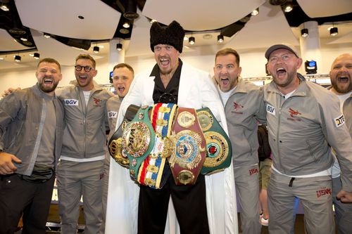 Campionul absolut la categorie grea din box intră pe terenul de fotbal!  // foto: Imago