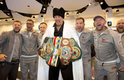 Campionul absolut la categorie grea din box intră pe terenul de fotbal!