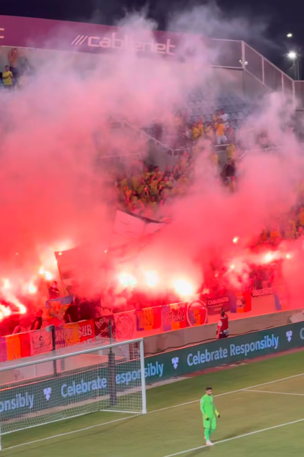 Ultrașii României au aprins din nou torțe pe stadion. Ce urmează