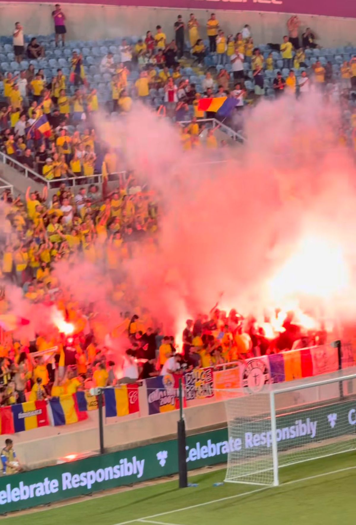 Ultrașii României au aprins din nou torțe pe stadion. Ce urmează